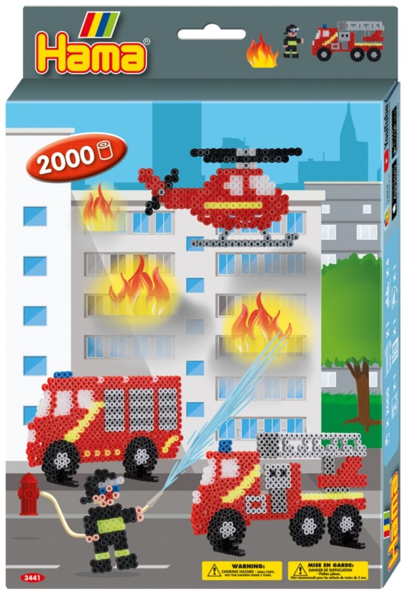 Auf dem Bild ist eine Bastelpackung von Hama mit dem Thema Feuerwehr zu sehen. Sie zeigt bunte Fahrzeuge, einen Feuerwehrmann und ein brennendes Haus, alles aus Bügelperlen gestaltet.