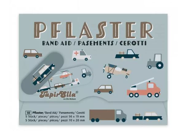 Das Bild zeigt eine Packung TapirElla Pflasterbriefchen Travel mit verschiedenen Fahrzeugmotiven. Auf der Verpackung sind Autos, Flugzeuge und Krankenwagen illustriert.