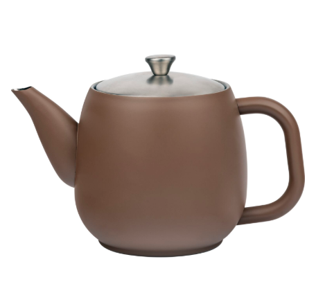 Teekanne Vera 0,9l dunkelbraun steht auf einem Tisch. Die dunkelbraune Teekanne ist elegant gestaltet.