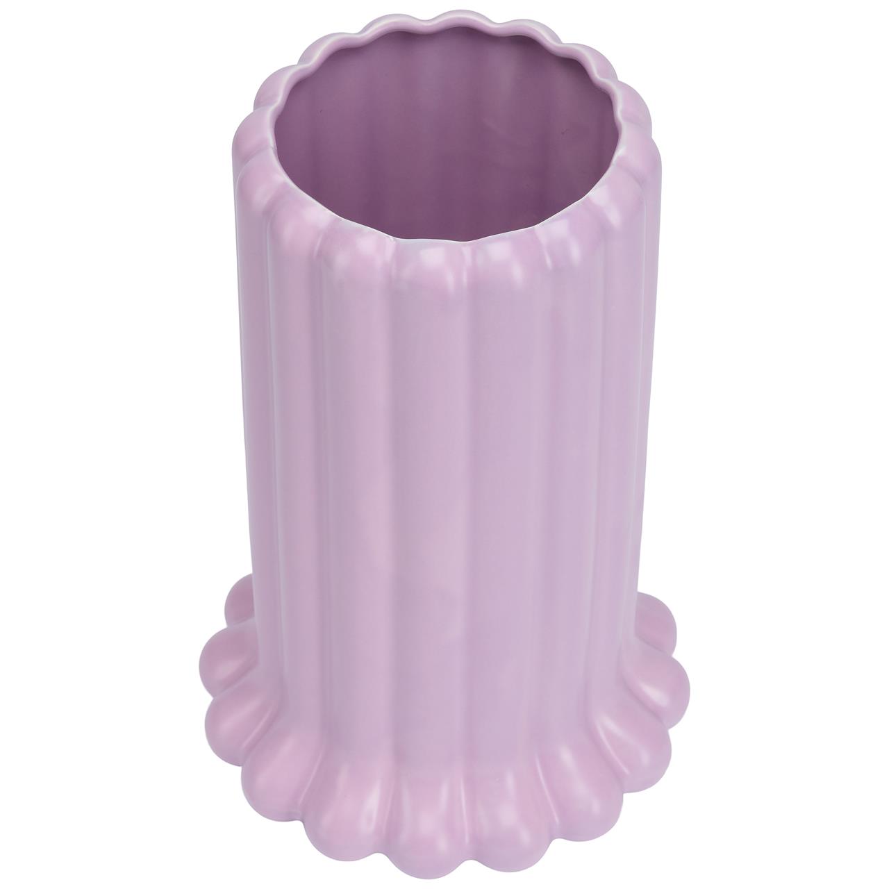 Die Abbildung zeigt eine lilafarbene Vase mit welligem Rand und Rillenstruktur. Die Vase ist 24 cm hoch und hat eine moderne, auffällige Form.