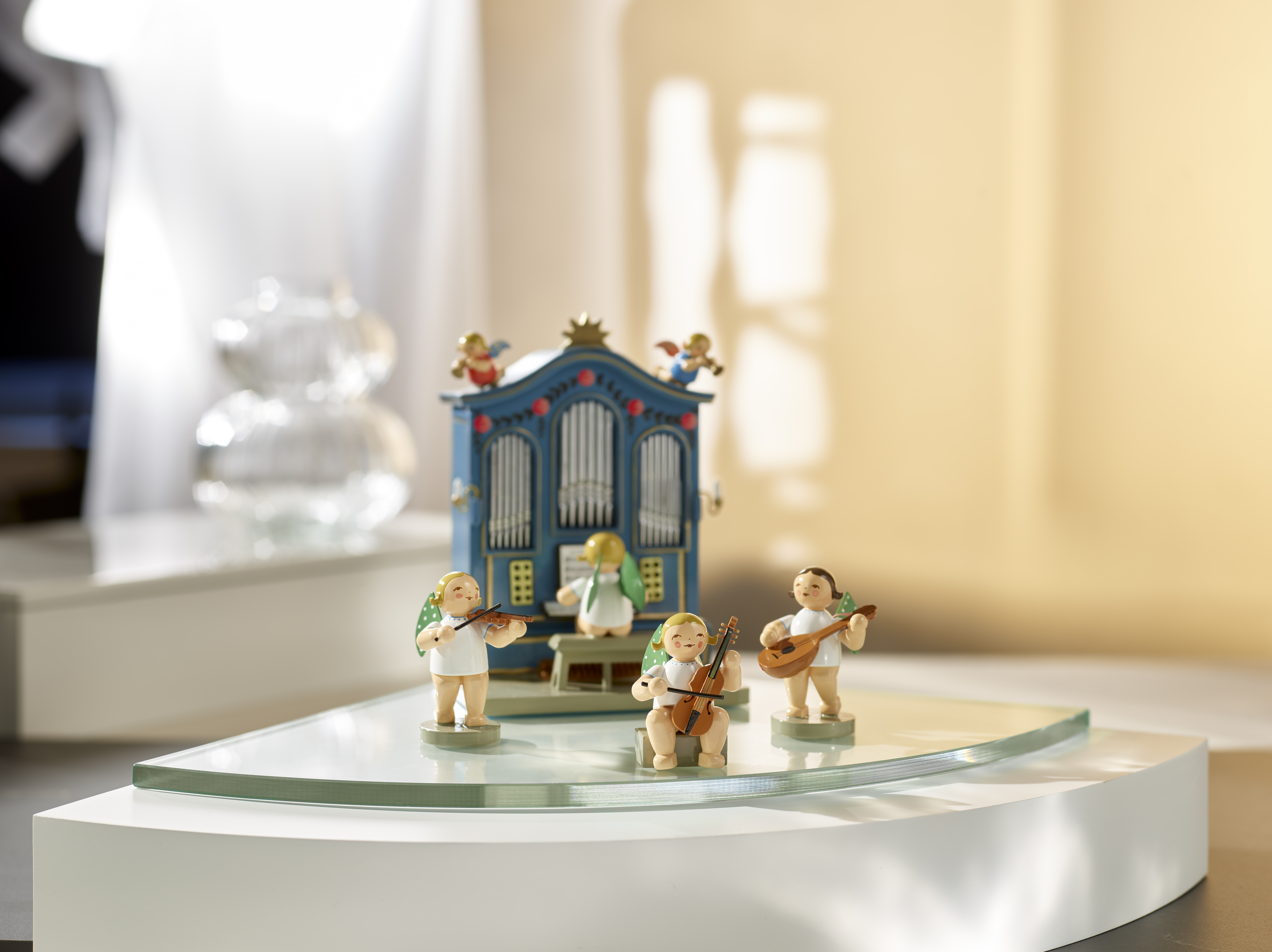 Das Bild zeigt eine Viola da Gamba zusammen mit einer Geige. Beide Musikinstrumente liegen nebeneinander.