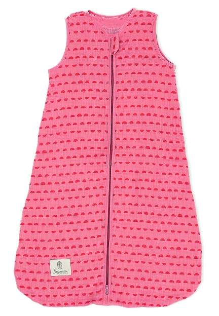 Der Musselin-Schlafsack Enna+Otti in Koralle ist ärmellos und hat eine Länge von 90 cm. Er besitzt einen durchgehenden Reißverschluss auf der Vorderseite.