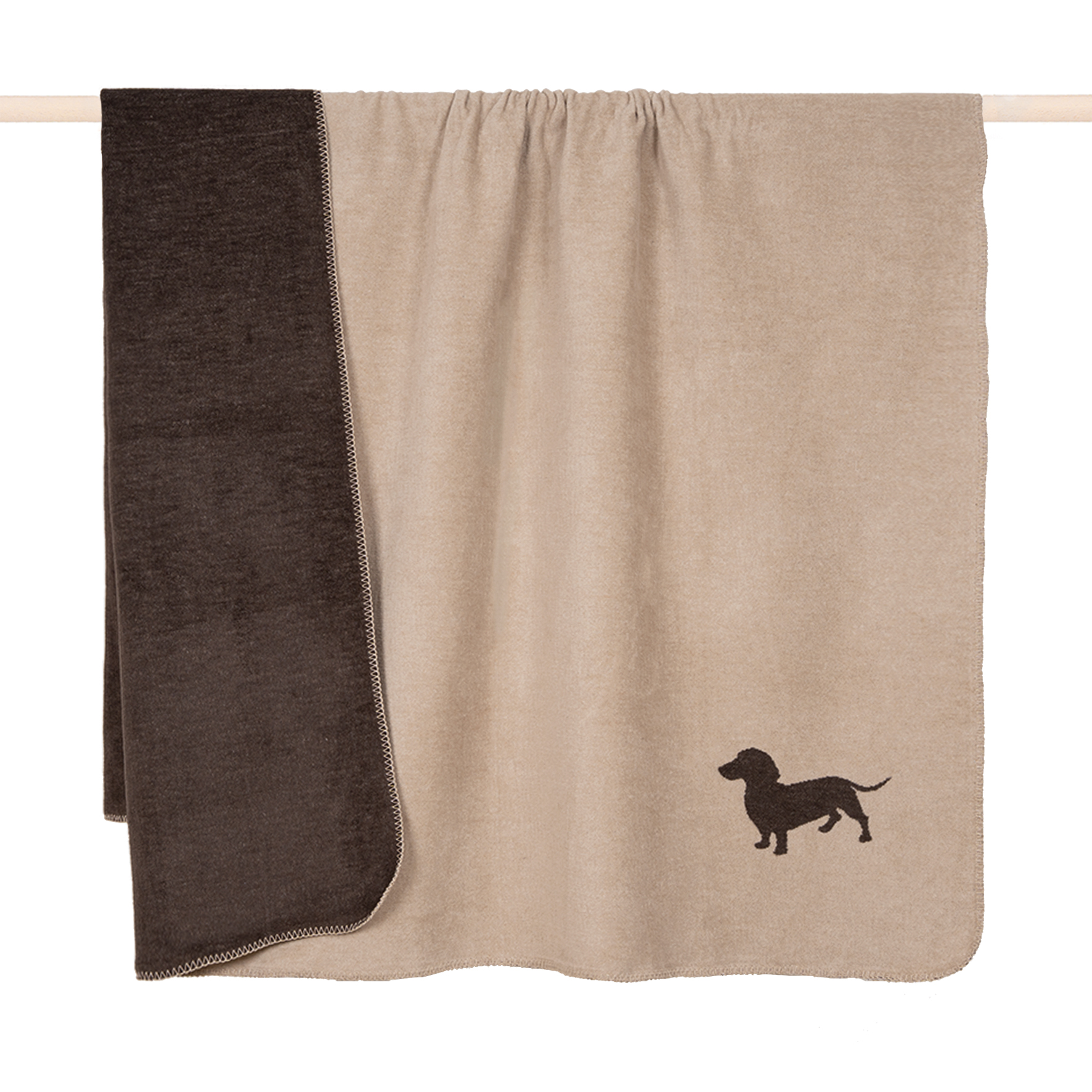Das Bild zeigt die Decke 'COZY UP taupe-brown dog', 150 x 200 cm. Die Decke hat ein gemütliches Design in Taupe und Braun mit Hundemotiv.