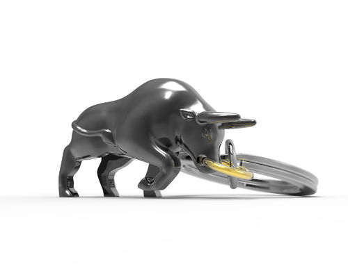 Der Schlüsselanhänger zeigt einen schwarzen Stier mit einem goldfarbenen Ring in der Nase. Er ist in matter Optik gestaltet und misst 8x3,5x2 cm.