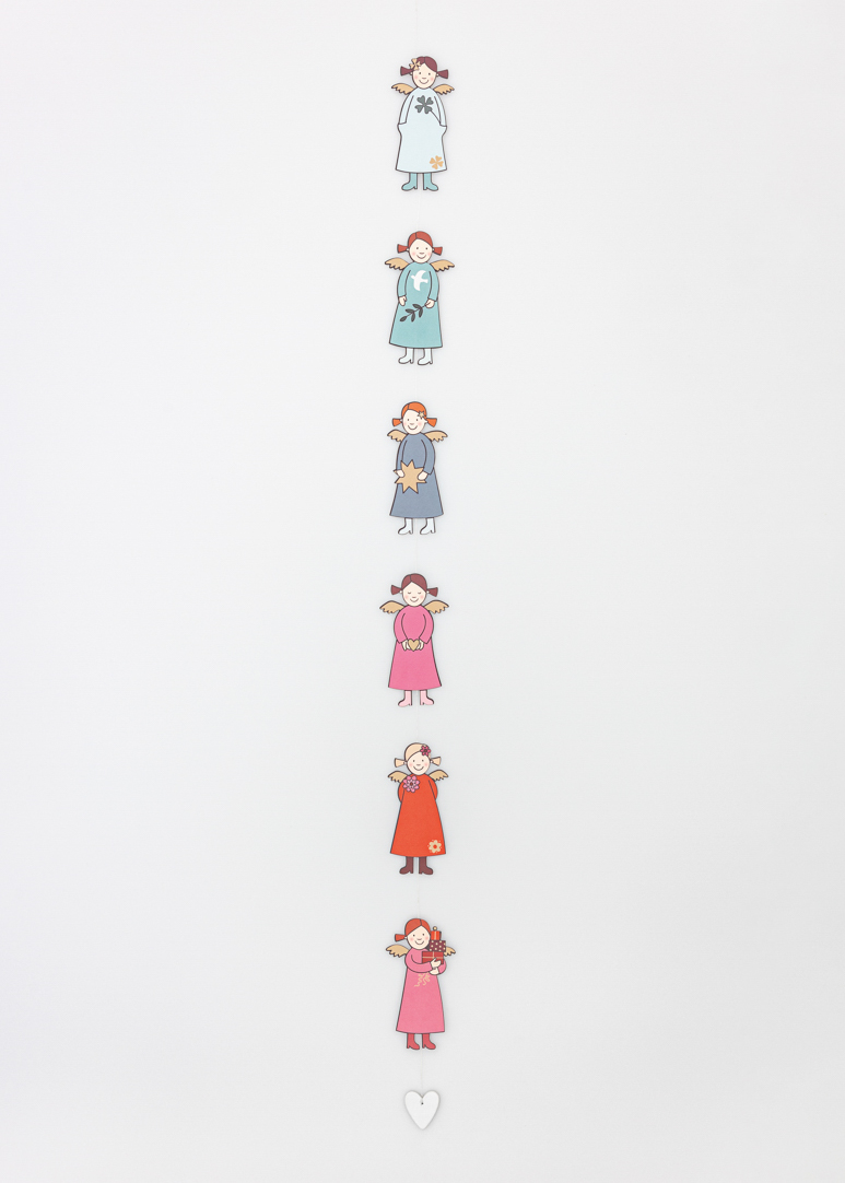 Auf dem Bild ist eine Papierkette mit sieben bunten, gezeichneten Engel-Figuren zu sehen. Am unteren Ende der Kette hängt ein kleines weißes Herz.