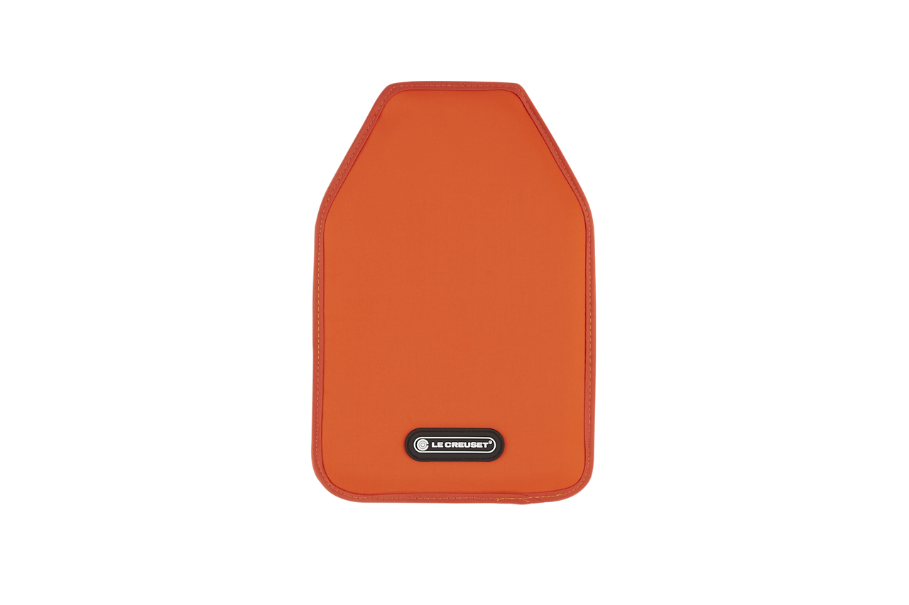 Auf dem Bild ist ein Weinkühler in der Farbe Ofenrot zu sehen. Er hat eine schlichte, rechteckige Form mit abgeschrägten Ecken und trägt das Logo von Le Creuset.