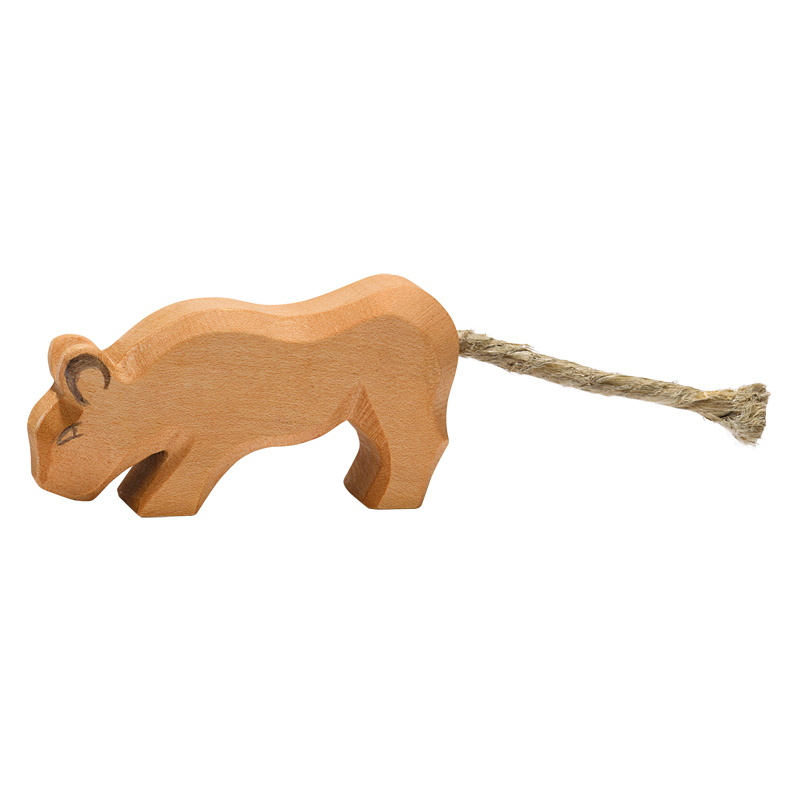 Das Bild zeigt eine Holzfigur in Form einer Löwin mit einem Schwanz aus Kordel. Die Figur ist einfach gestaltet und naturbelassen.