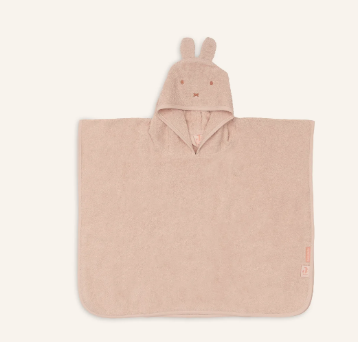 Der Badeponcho Miffy - Silk Rose ist in zartem Rosa gehalten. Er eignet sich ideal zum Abtrocknen und Einhüllen nach dem Baden.