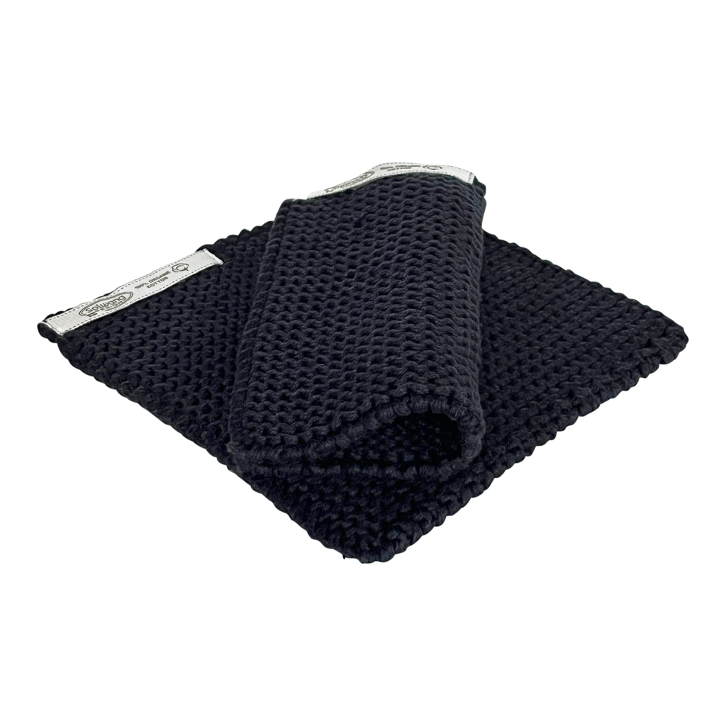 Paar Topflappen in Schwarz aus Biobaumwolle mit der Größe 22x22 cm. Die Topflappen bieten zuverlässigen Schutz beim Kochen und Backen.