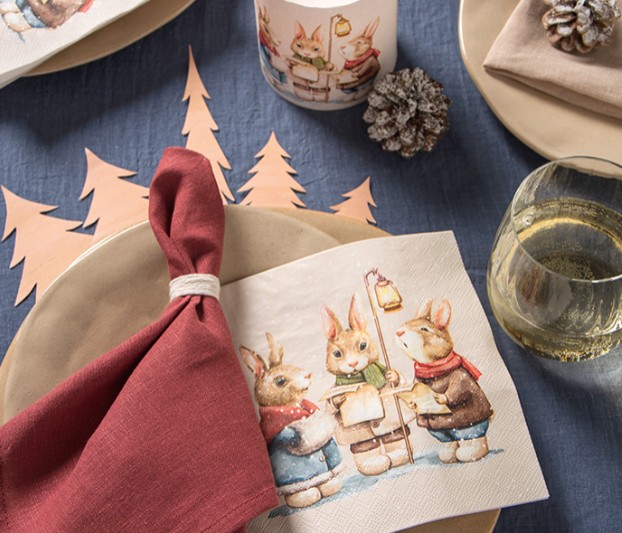 Servietten sind auf diesem Bild zu sehen. Das Foto zeigt Details und Muster der Servietten deutlich.