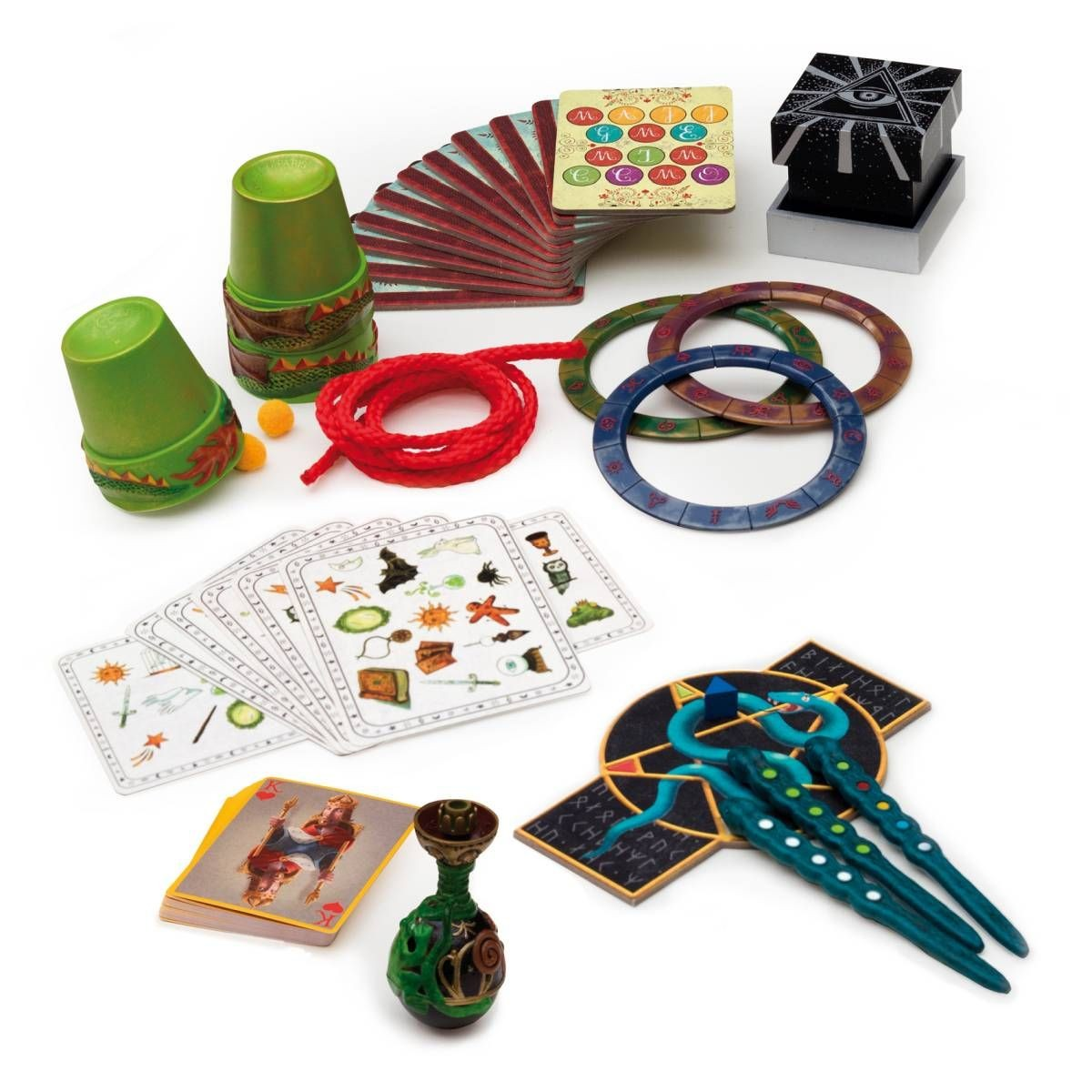 Das Bild zeigt verschiedene Zauberutensilien aus dem Set "Zaubertricks: Magicam * - 30 tricks". Zu sehen sind Becher, Spielkarten, Ringe, Seil und weitere bunte Zauberrequisiten.