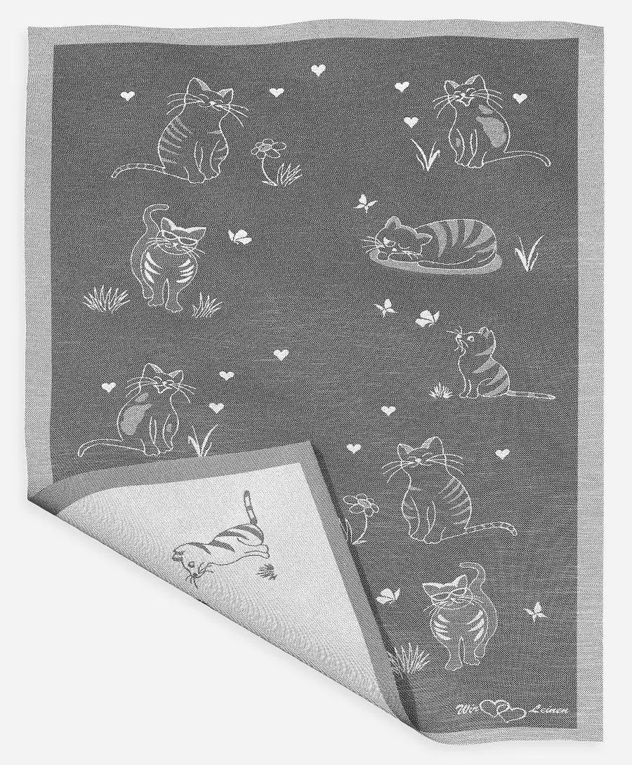 Das Geschirrtuch "Schnurrsula" ist schwarz und misst 45x73 cm. Es zeigt verschiedene süße Katzenmotive sowie kleine Herzen und Blumen.
