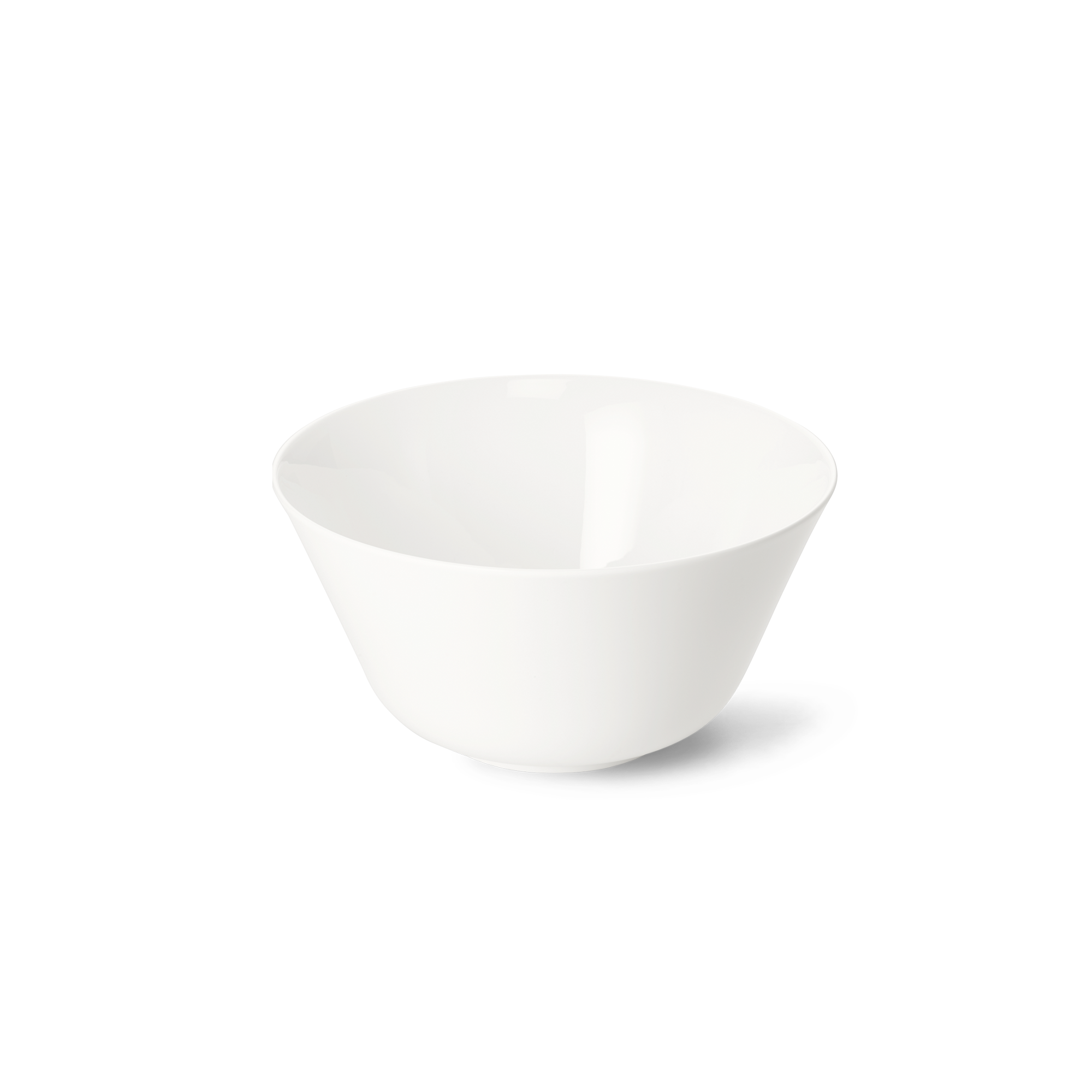 Auf dem Bild ist eine Schüssel mit 20 cm Durchmesser und 1,50 Liter Fassungsvermögen aus Pure Weiss Fine Bone China zu sehen. Sie hat ein modernes und zeitloses Design.