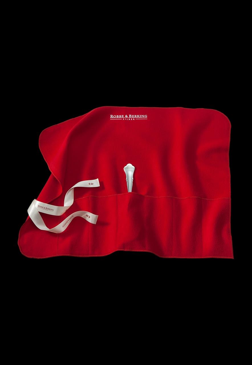 Das Bild zeigt eine rote Bestecktasche der Größe 4 von Robbe & Berking. In einer der Taschen steckt ein einzelnes Besteckteil, und ein weißes Band ist an der Tasche befestigt.