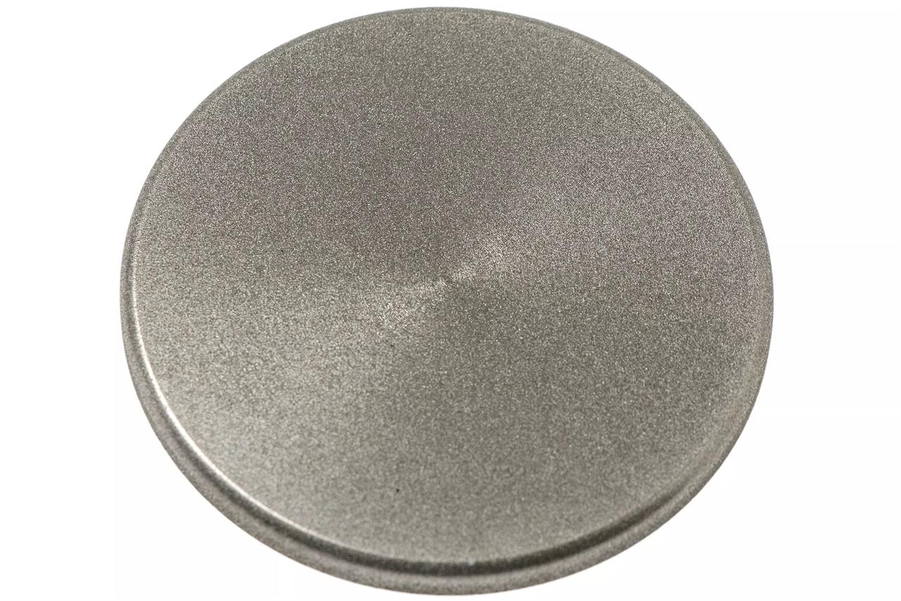 Dies ist eine Diamant Schleifscheibe D35-Standard für den Horl 2. Sie hat eine glatte, silberne Oberfläche und wird zum Schärfen verwendet.