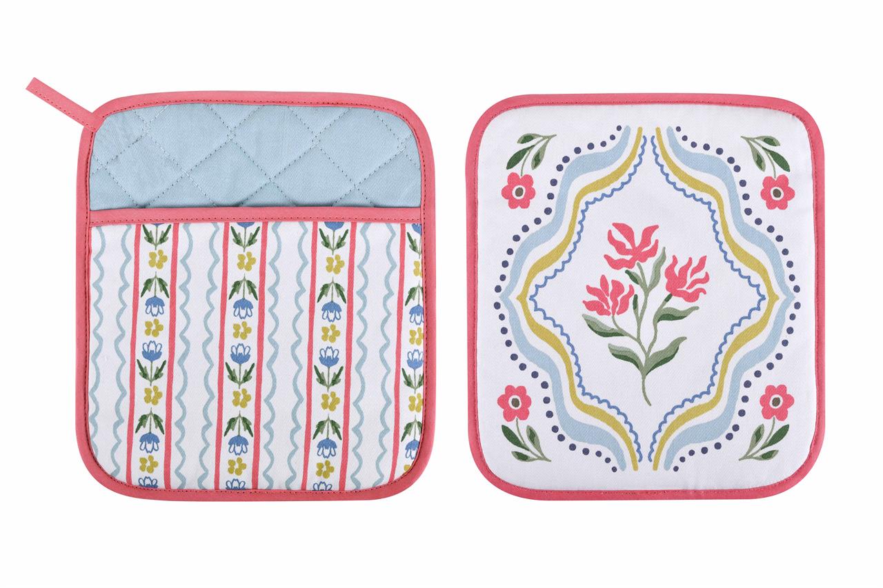 Das Bild zeigt zwei Topflappen mit buntem Boho-Blumenmuster. Einer der Topflappen hat ein gestreiftes Design mit Blumen, der andere ein zentrales Blumenmotiv mit wellenförmigem Rahmen.