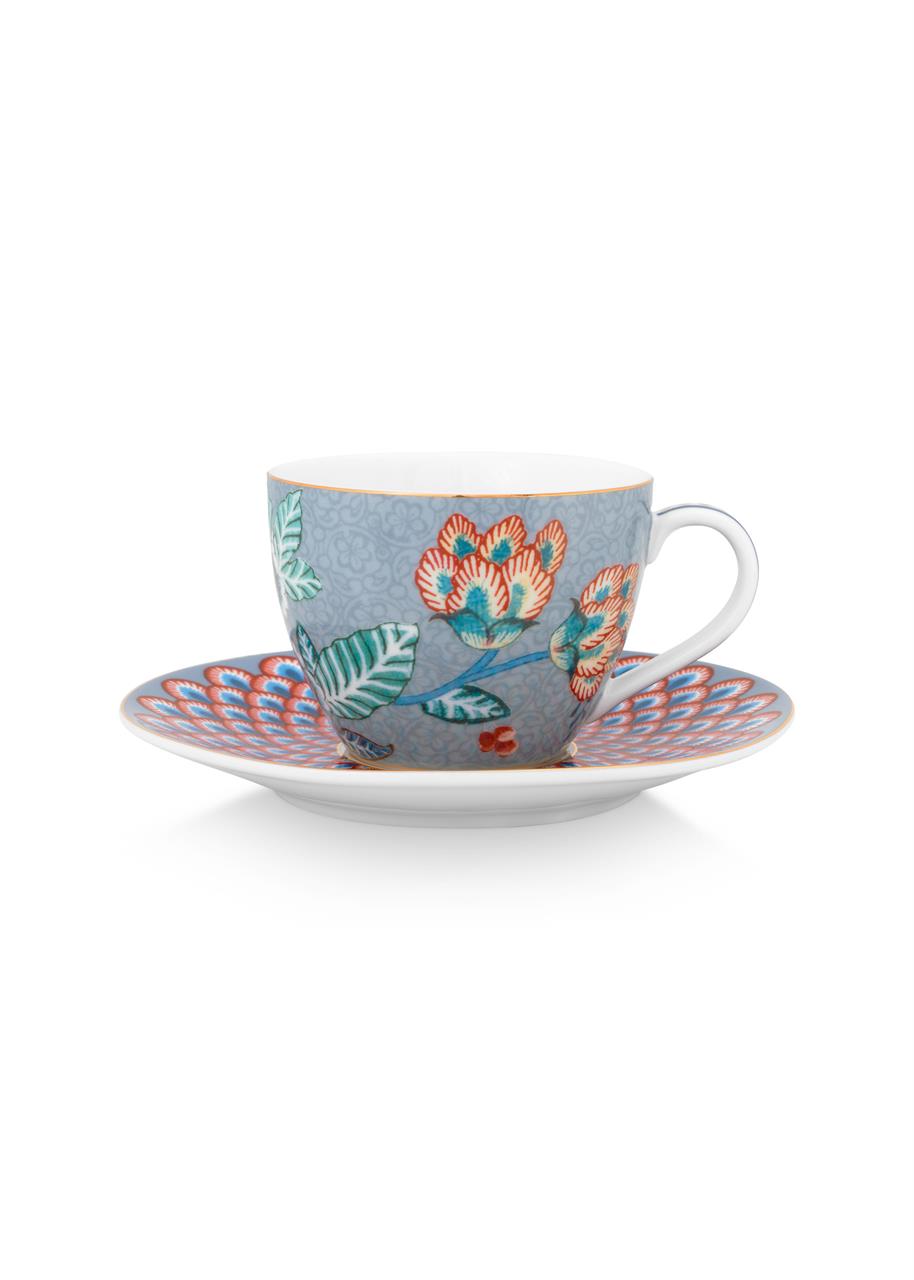 Die Espressotasse mit Untertasse „Flower Festival“ ist hellblau und fasst 120 ml. Sie ist mit einem bunten Blumenmuster verziert und wirkt elegant und fröhlich.