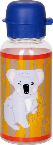 Auf der Flasche ist ein niedlicher, zwinkernder Koala vor einem Hintergrund mit Bambus abgebildet. Der Deckel der Flasche ist blau.