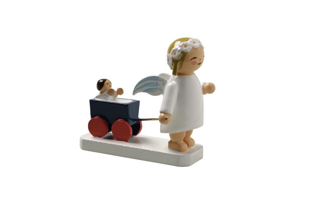 Margeritenengel mit Puppenwagen ist eine niedliche Engelsfigur mit einem kleinen Puppenwagen. Die Figur ist liebevoll und detailreich gestaltet.