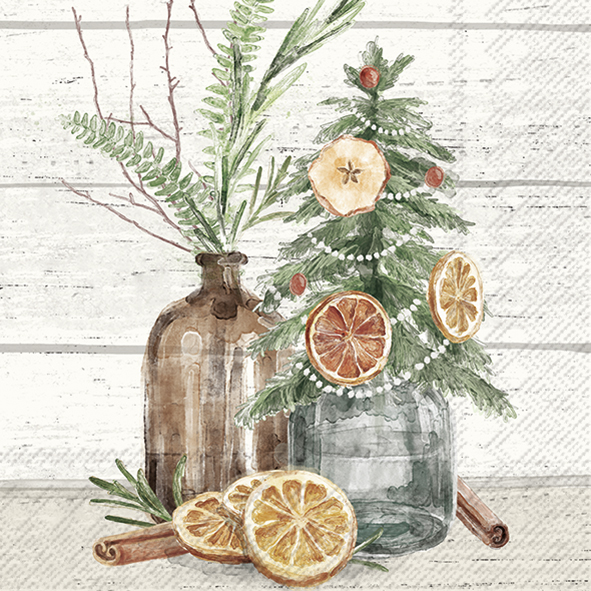 Das Bild zeigt eine weihnachtliche Serviette mit einem kleinen Tannenbaum in einem Glas und einer braunen Vase mit Zweigen. Der Baum ist mit getrockneten Orangenscheiben, roten Beeren und einer Perlenkette dekoriert.