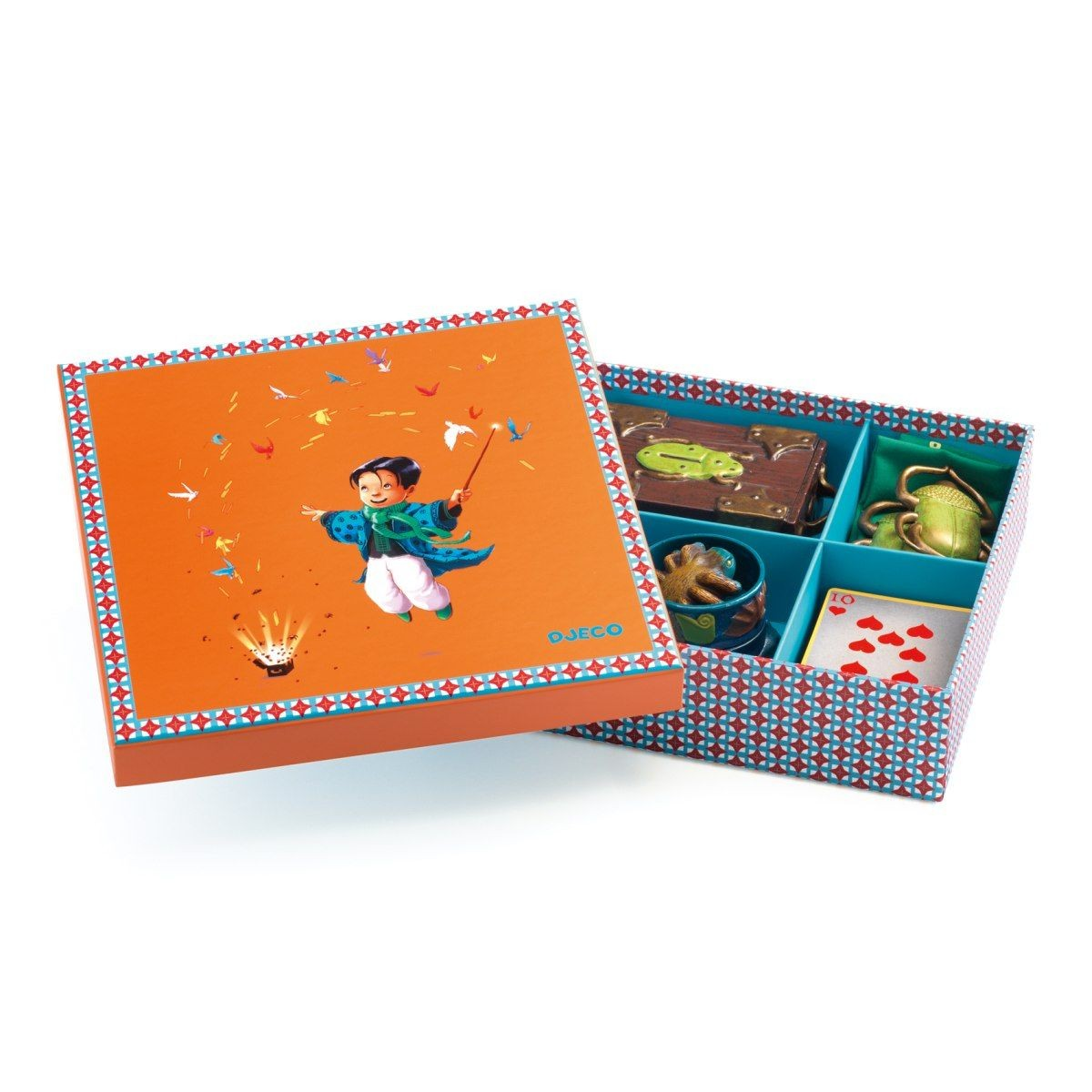 Die Abbildung zeigt eine bunte Zaubertrick-Box mit dem Namen "Zaubertricks: Malicious - 20 tricks". Im Inneren der Box befinden sich verschiedene Zauberutensilien, wie Spielkarten und magische Requisiten.