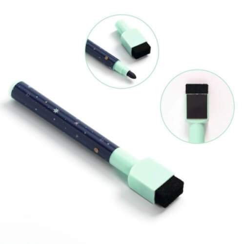 Das Bild zeigt einen Stift mit einer weißen und einer schwarzen Spitze sowie einem Radiergummi am Ende. Eine Vergrößerung hebt die Details der beiden Enden des Stiftes hervor.