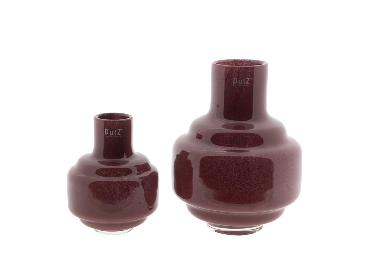 Das Bild zeigt zwei bauchige Vasen in einer tiefen Cranberry-Farbe. Die größere Vase ist das Modell "Vase Urtil 19x16cm Cranberry" von DutZ.