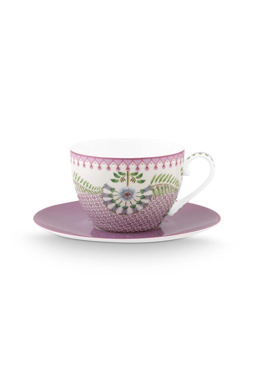 Die Abbildung zeigt eine Tasse mit Untertasse namens „Lily & Lotus“ in Lila. Die Tasse ist mit floralen Mustern und Ziermustern verziert und steht auf einer passenden lila Untertasse.