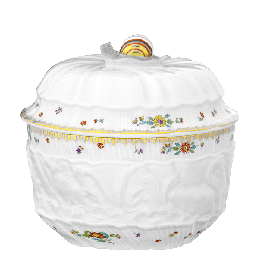 Die Zuckerdose ist aus weißem Porzellan, verziert mit bunten Blumenmustern und goldener Kante. Sie hat einen hübschen Deckel mit einer kleinen, dekorativen Knospe als Griff.