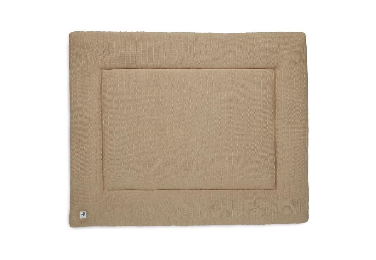 Auf dem Bild ist eine rechteckige, beige Krabbeldecke zu sehen. Die Decke hat eine weiche, gesteppte Oberfläche und misst 75x95 cm.