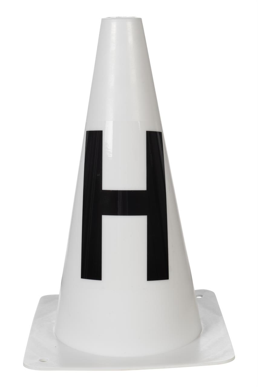 Das Bild zeigt einen weißen Dressurpylon mit einem großen schwarzen Buchstaben "H" darauf. Dies ist ein typischer Pylon für das Hobby Horsing oder den Reitsport.