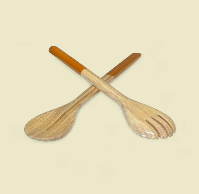 Auf dem Bild ist ein Bambus-Besteck-Set maxi in der Farbe Karamell mit 37,5 cm Länge zu sehen. Das Set eignet sich gut für den stilvollen Tisch.