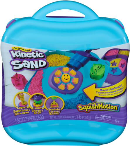 Auf dem Bild ist eine blaue Kofferbox mit Kinetic Sand und Zubehör zu sehen. Auf der Verpackung steht, dass man verschiedene Formen mit dem Sand und dem Werkzeugset kreieren kann.