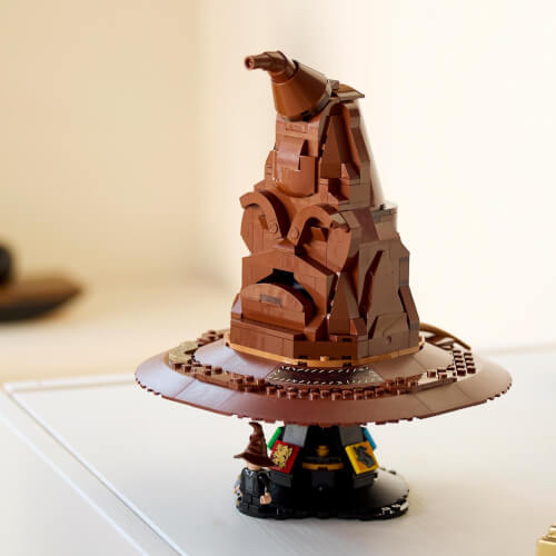 Auf dem Bild ist ein LEGO-Modell des sprechenden Hutes aus Harry Potter zu sehen. Es steht auf einem weißen Tisch in einem hellen Raum.