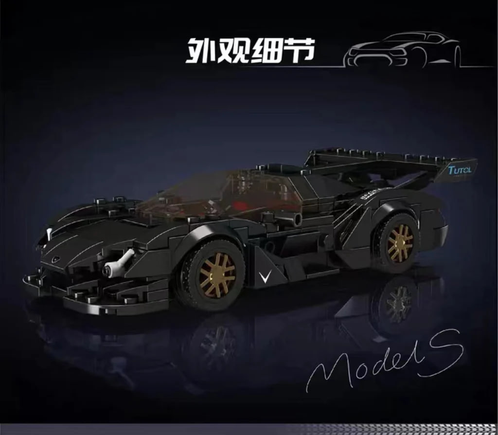 Das Bild zeigt das Modellauto "Mould King® 27061 1E inkl. Showcase" aus Bausteinen. Das Auto ist schwarz mit goldenen Felgen und sportlichem Design.