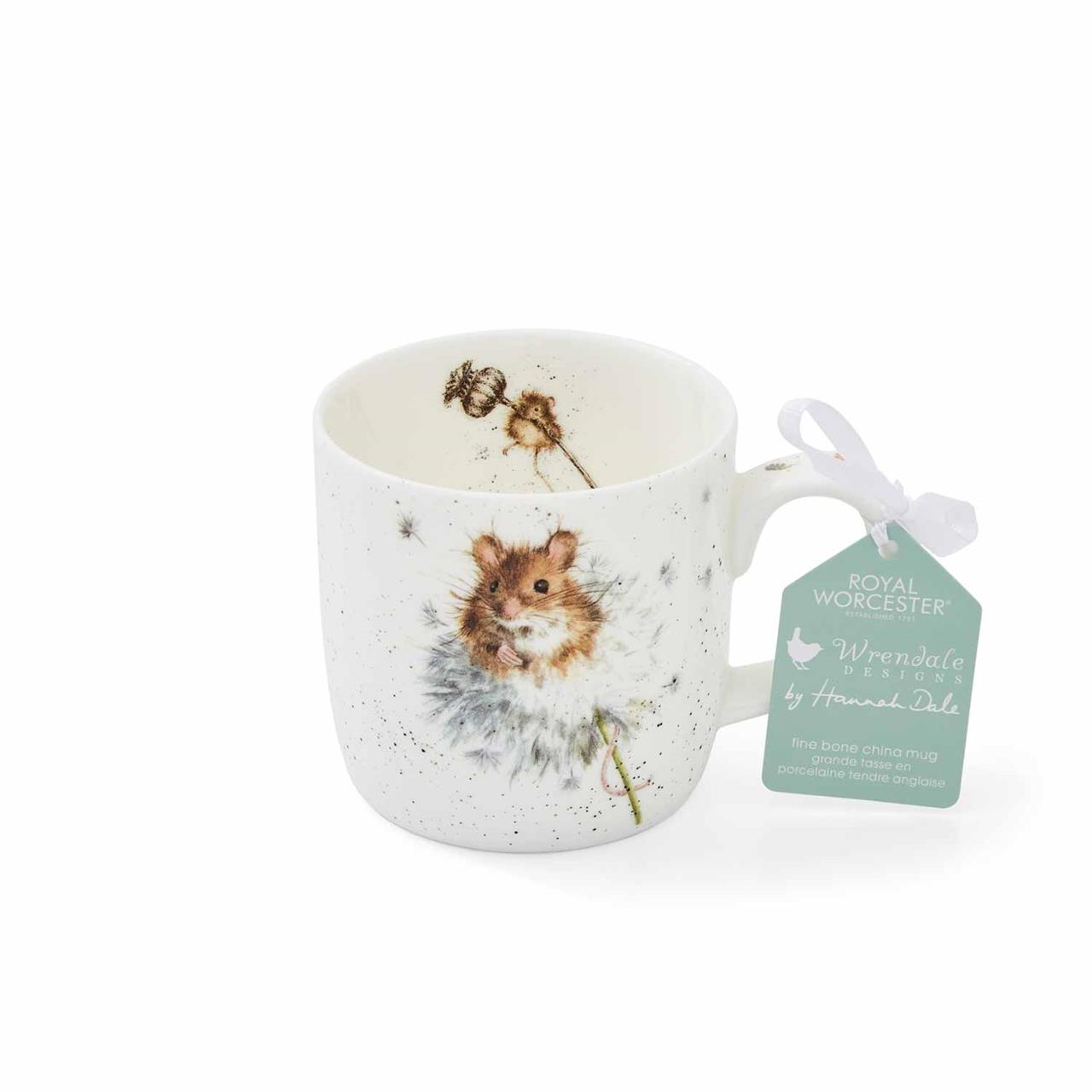 Die Abbildung zeigt eine Tasse mit einem niedlichen Maus-Motiv auf der Vorderseite. Am Henkel ist ein Etikett mit der Aufschrift „Royal Worcester Wrendale Designs“ befestigt.