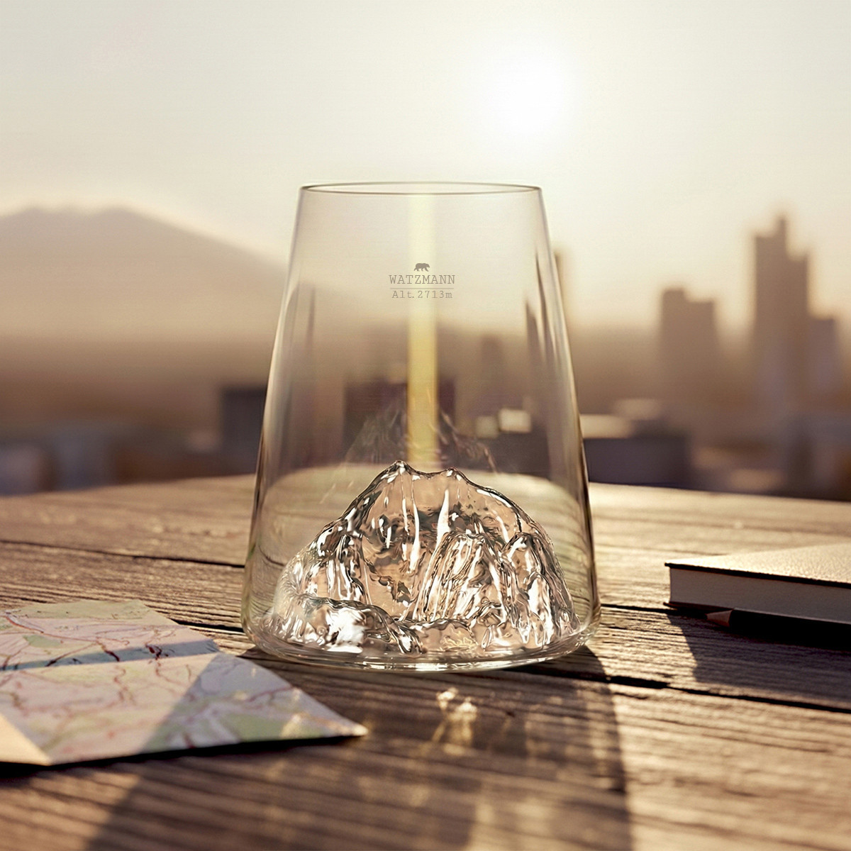 Ein Glas mit topografischem Design des Watzmanns ist abgebildet. Das Produkt heißt 'Glas - Topographic Watzmann'.