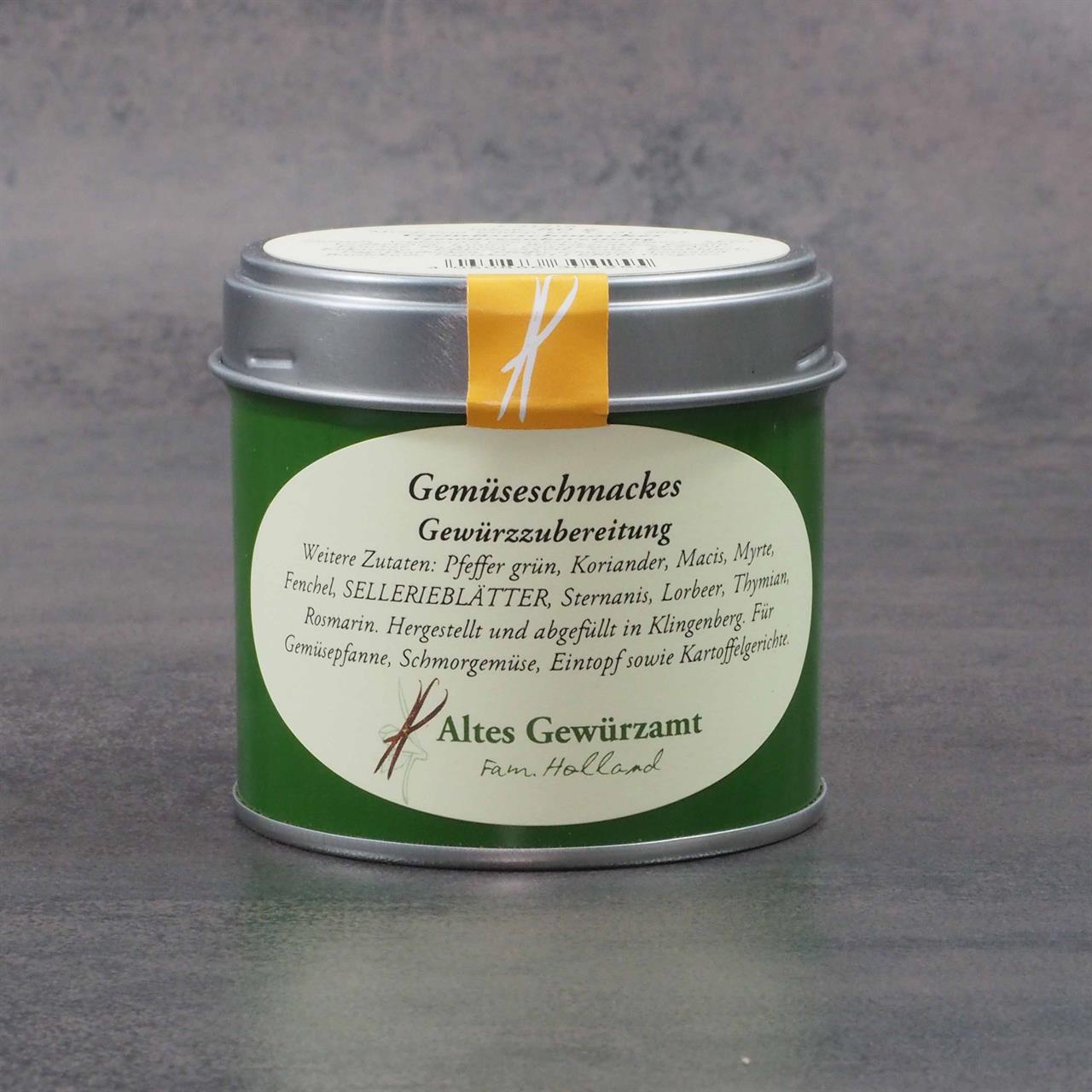 Auf dem Bild ist eine grüne Gewürzdose mit dem Produkt "Gemüseschmackes Gewürzzubereitung 75g" zu sehen. Die Dose stammt von "Altes Gewürzamt" und enthält verschiedene Kräuter und Gewürze für Gemüsegerichte.