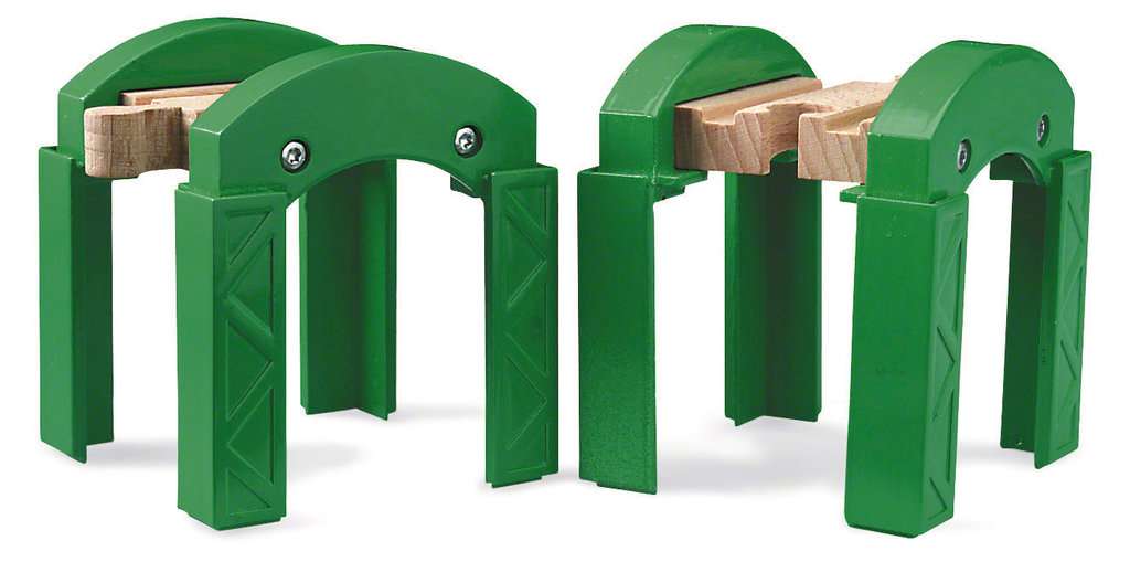 Das Bild zeigt das BRIO® Stapelbares Brückensystem 33253. Es besteht aus zwei grünen Brückenteilen mit Holzelementen.
