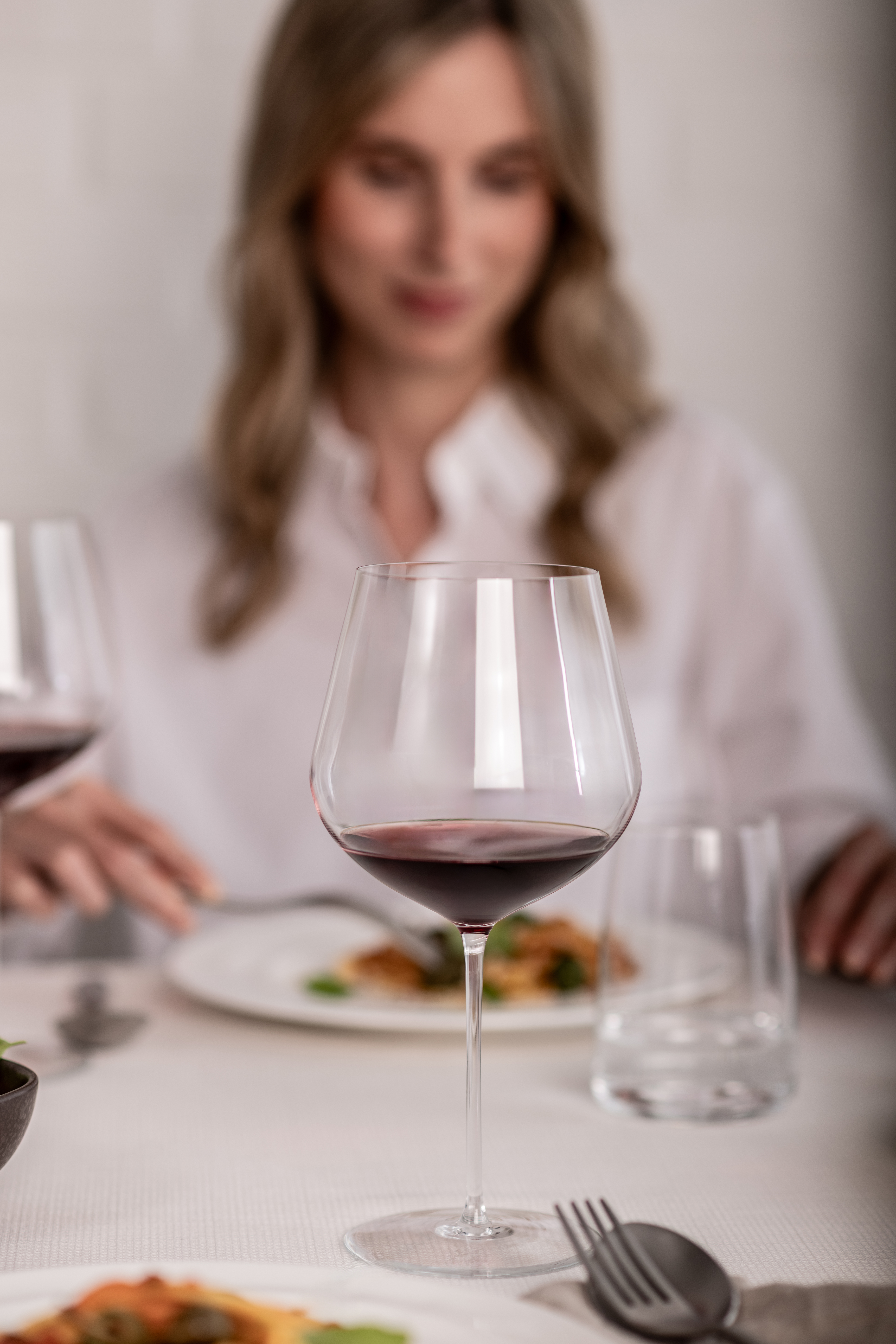 Das Bild zeigt ein Glas der Serie VUELO. Es steht alleine auf dem Foto.
