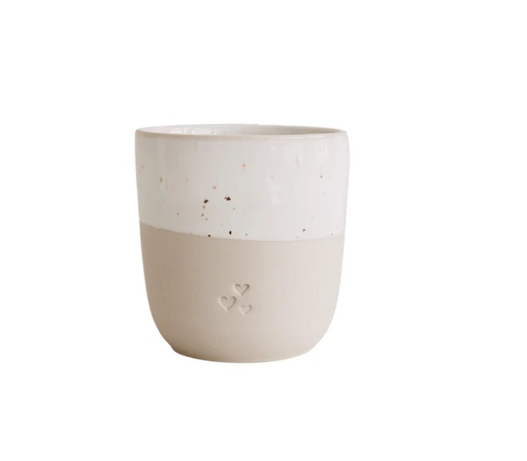 Becher Herzen mit tollem Herz-Motiv. Der Becher eignet sich hervorragend für romantische Anlässe.