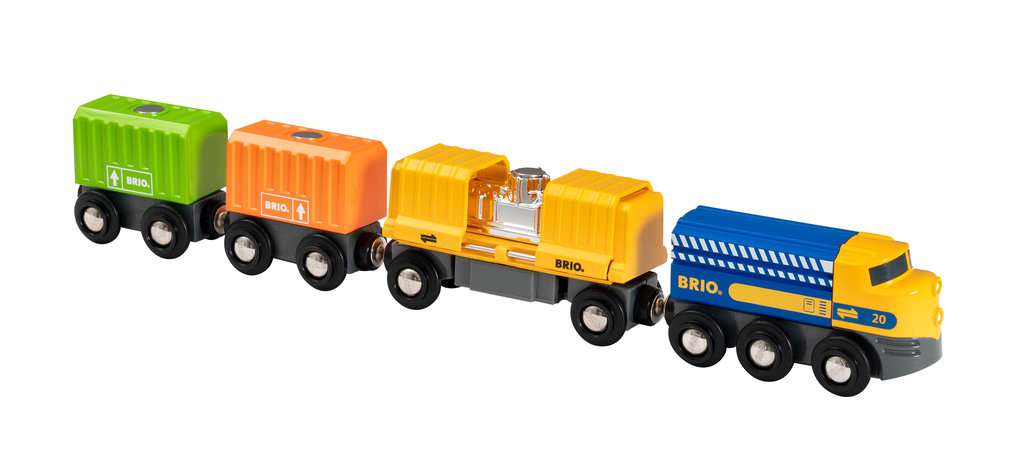 Das Bild zeigt den BRIO® World Dreiwagen-Güterzug 33982. Der Zug besteht aus einer blauen Lokomotive und drei farbigen Güterwaggons in Gelb, Orange und Grün.