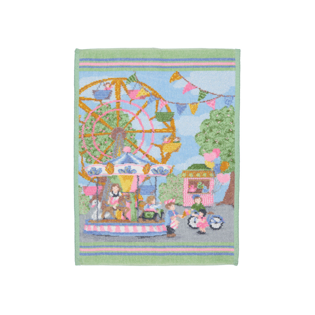 Das Bild zeigt ein buntes Handtuch mit einem Jahrmarkt-Motiv, inklusive Riesenrad, Karussell und Verkaufsstand. Kinder und bunte Fahnen schmücken die fröhliche Szene auf dem Handtuch.