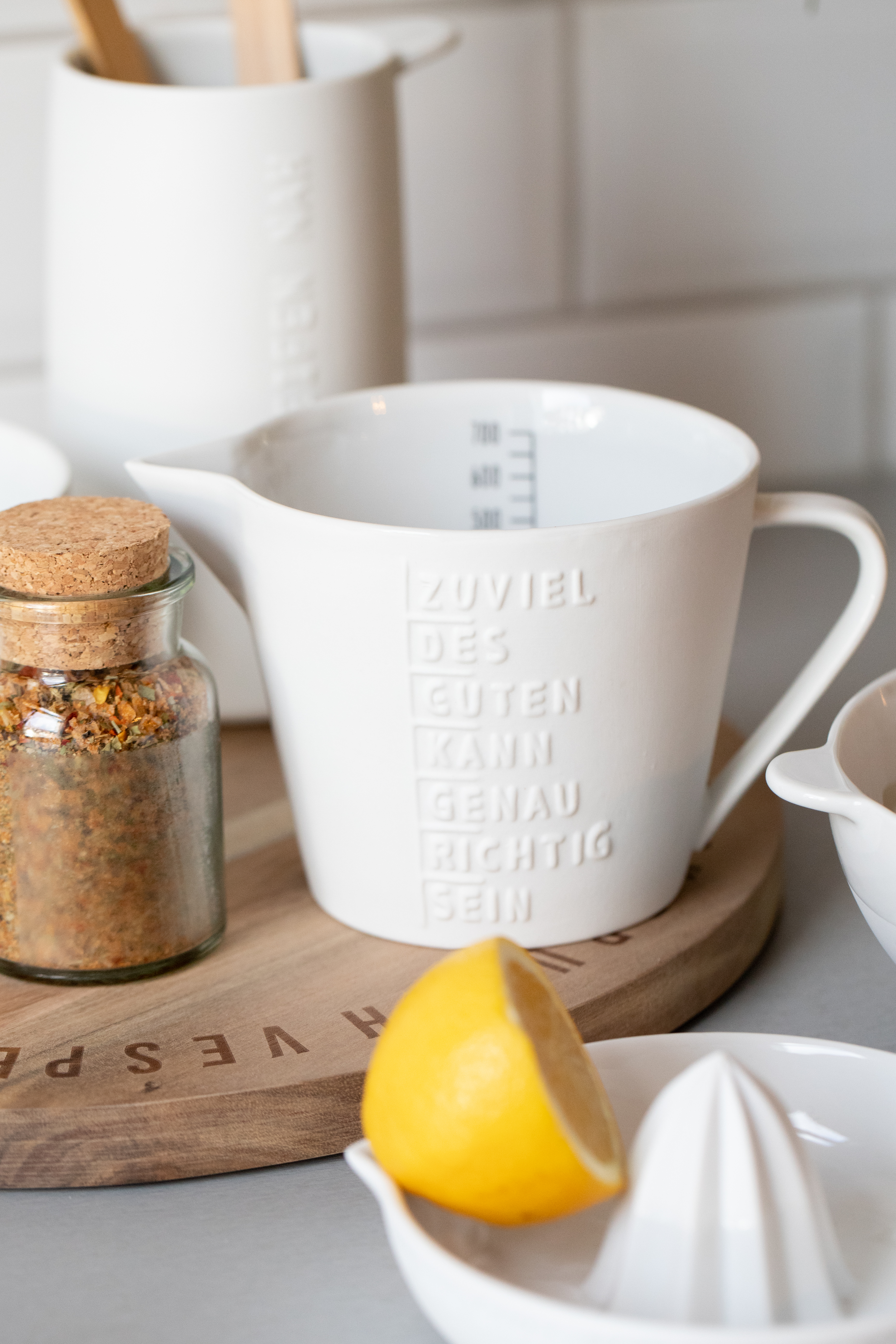 Das Bild zeigt einen Küchenhelfer Messbecher, wie im Dateinamen angegeben. Es ist vermutlich ein Messbecher für die Küche.