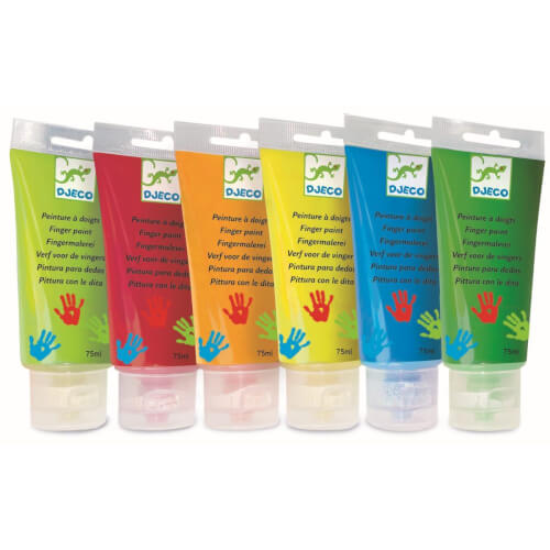 Auf dem Bild sind sechs Tuben Fingerfarben der Marke Djeco zu sehen. Die Farben sind grün, rot, gelb, orange, blau und dunkelgrün.