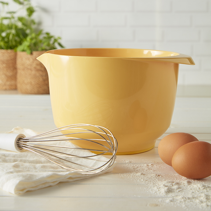 Zu sehen ist die Rühr- & Servierschüssel Colour Bowl 2.0 in Sunset Yellow. Die Schale hat eine auffällige gelbe Farbe.