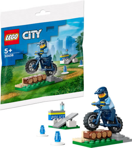 Das Bild zeigt ein LEGO City Set mit einer Polizei-Minifigur auf einem Motorrad. Im Hintergrund sind kleine Hindernisse, Bausteine und Zubehör zu sehen.