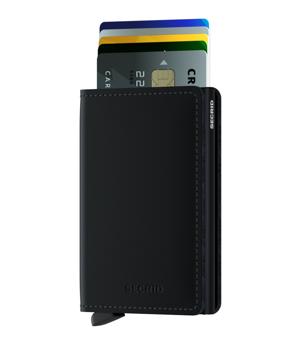 Das Bild zeigt das Produkt "Slimwallet Matte Black" von Secrid. Mehrere Karten ragen ordentlich aus dem schwarzen, schlanken Portemonnaie heraus.