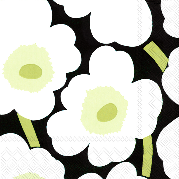 Das Bild zeigt eine Serviette mit einem weißen Blumenmuster auf schwarzem Hintergrund. Die Blüten haben ein gelbes Zentrum und grüne Stiele.