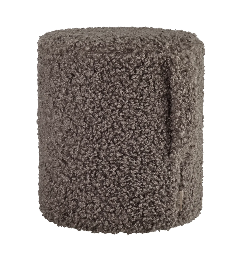 Der Hocker Teddy Espresso ist auf diesem Bild zu sehen. Es handelt sich um einen modernen, gemütlichen Sitzhocker in der Farbe Espresso.
